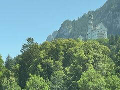 バスは一度お城を通り過ぎて、ロープウェイまで向かいます。バスからもお城が見えていました。