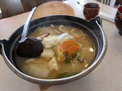 で、駅目の前に、ほうとう不動があったのですが、
午後2時班を回っているというのに、
店の外にも長蛇の列。。。
サクッと諦めて、
隣の、昔ながらの観光地にある感じの喫茶店へ。
あまり味に期待をしていなかったのですが、
ふつーに美味しくて、
長時間並ばず、美味しいほうとうを食べれてラッキー♪