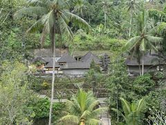 谷底に隠されたように建てられている寺院です。
ティルダ・ウンプルに比べると地味で観光客も少ないのですが、とても趣きがあります。