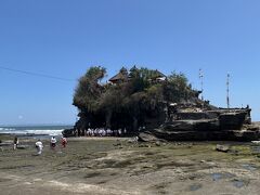 幸い今は干潮なので寺院に渡ることができます。
周囲は地元民6割、観光客4割といったところでしょうか。