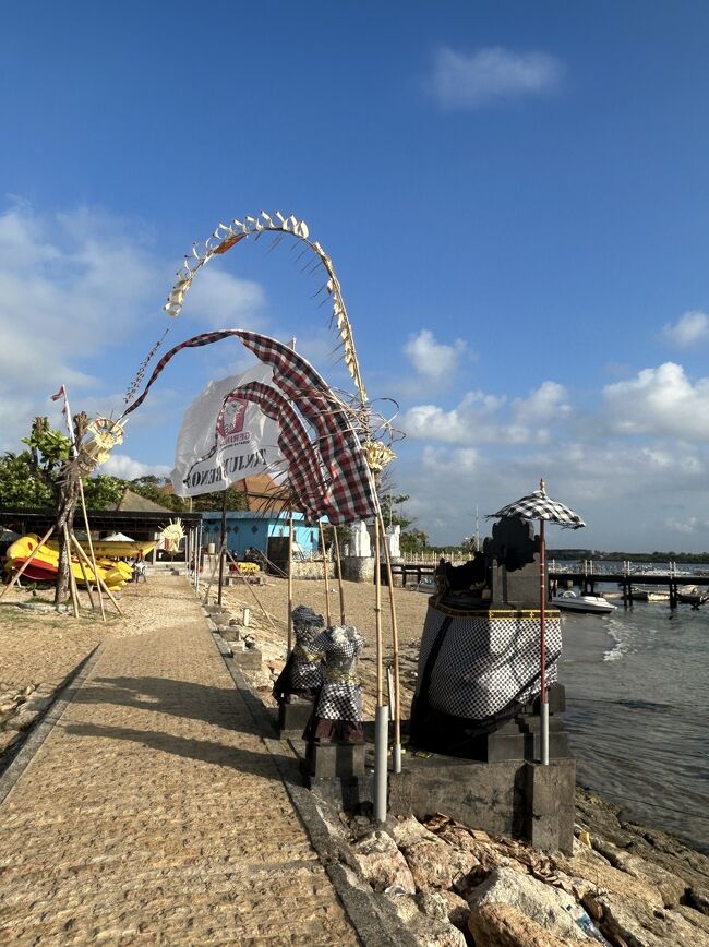 こんなところにも小さな祠があってベンジョールが立ててあります。