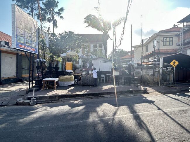 こちらの祠はホテルから大通りに出た突き当たりにあります。お盆の時は山のようなお供物がありましたが、今日は大分スッキリしています。