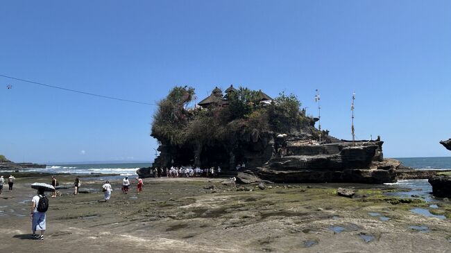 幸い今は干潮なので寺院に渡ることができます。<br />周囲は地元民6割、観光客4割といったところでしょうか。