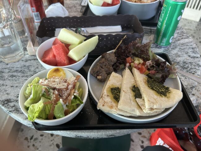 私はラム肉を頂きます。<br />飲み物は無料のスプライトです（ケチ）