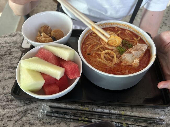 奥さんはラクサを頂きます。<br />味はそれぞれまずまず美味でした。