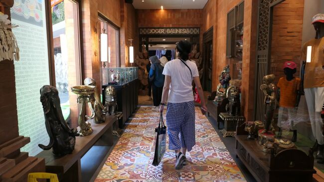 今日はいくつか近場の寺院を回ってから空港に向かう予定です。<br />まずは30キロほど西の海岸沿いにあるタナロット寺院に向かいますが、途中クタの町でお土産物を買います。<br />jogerというお店はかなり大きく、なぜかムスリムの団体で混んでいました。Tシャツが安くて人気ということで、自分用も含めて何着か買います。<br />車に戻って再び西に向かいますが、土曜日ということもあって道がとても混んでいます。