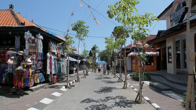 タナロット寺院に着いた時には既に1時を回っていました。駐車場から寺院に行く参道には割と立派な店舗が並んでいます。有料でトイレを使わせるお店もいくつかあります。もっとも駐車場のトイレも有料でした。
