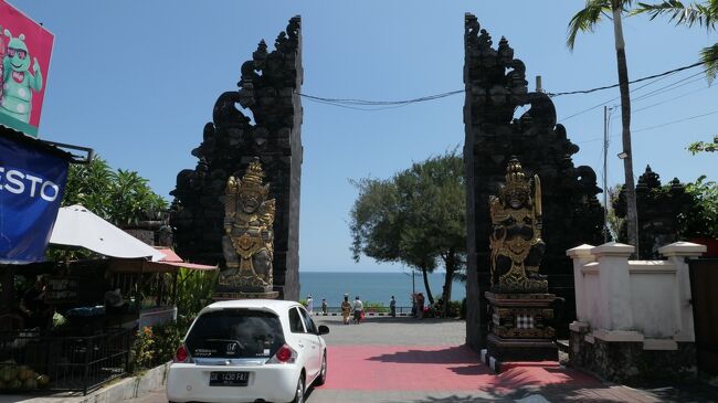 参道を海岸に向かっていくと門があり、境内に入れるようです。<br />というか今までの寺院と違ってどこまでが寺の領域なのかよく分かりません。<br />海岸の公園と一体になった感じのお寺です。