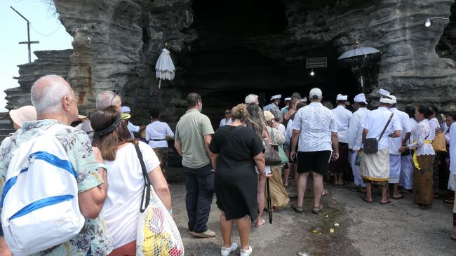 何か列ができていたのでとりあえず並んでみます。<br />どうも聖水をかけて頂く列のようなので、有難く順番を待ちます。