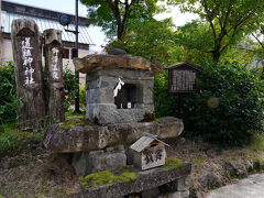 記念館の入口脇に、石造りの『道祖神神社』があった。そこは、湯沢神社の祭神である建御名方命が降臨した場所と云われているそうである。建御名方命は、野沢温泉の産土神として信仰されているそうだ。そのため、この地は、野沢温泉随一の聖なる地と言うことなる。