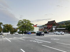 2024.10.15　火曜日　AM6:03　伏見稲荷大社
https://inari.jp/　　　（公式HP)
京都府京都市伏見区深草藪之内町68　
境内入口にある無料駐車場で、収容台数は175台です。
5時から22時まで利用できます。22時から翌日5時までの夜間は入出庫も留め置きも不可。
