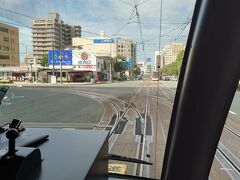 朝食を済ませ、大街道から路面電車に乗車
一番前の特等席、松山市駅への分岐で信号待ち、
正面にも道後温泉行きの電車が待機中