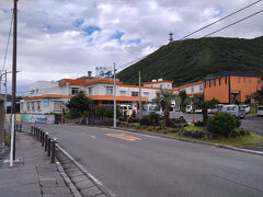 今回2泊したホテル海楽。
1泊2食付き12000円（シーズンオフ、一人利用、和室Ｂタイプ）
2024年10月現在。
港すぐのため、徒歩で向かう。
岩のり弁当で有名な土屋食品は目の前。
