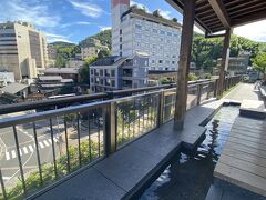 この日の足湯は熱かった。
朝だから？
小学生の男の子が、勢いよく入って来て「熱っ！」と、飛び出してました。
日によって温度が違うのですね。