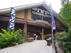 苗名滝へ向かう途中には流しそうめんやニジマス料理をいただける「苗名滝苑」や、