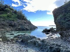 15:00
最後に蓬莱根海岸へ！
都道最南端から徒歩約35分、さらに徒歩5分＋遊泳5分で行けるところです。

ここから右側へ泳いでいきます！

潮が引いたときだけ道が現われ陸とつながるそうですが、写真の右側が浅くなっていたので、そこが道になるのかな？