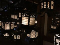 藤浪之屋は、年3回だけ行われている春日万燈籠が再現されています。
室内に入ると燈籠の灯が幻想的でした