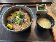 11:00
父島行きの船に乗るので早めのランチです。

空いているお店が少なく、宿の近くで見つけた大漁寿司さんで漬け丼を。