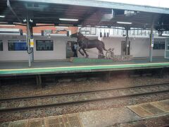 岩見沢駅、7時55分
２日前に逆光になっちゃったばん馬の像。リベンジ撮影