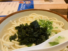 そして2次会はいつものお店へ。
カツカレーやステーキ、タコライスなどガッツリ系が多い中、宮古そばを注文。
わかめがやさしい・・・