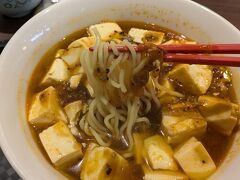 「マークイズみなとみらい」で、食事休憩します。
フードコートを利用します。
二品目は、お店「福満園 マークイズみなとみらい店」でチョイスします。「マーボー麺」を注文。麺は透明感あり、プルプル食感で美味しい。