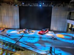 帰りの横浜駅に向かって、日産グローバル本社ビルを通ります。ビル内の「日産グローバル本社ギャラリー」は営業時間内でもショールームのライトアップがきらびやかです。