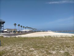 5月の朝で人がいないけど綺麗な海水浴場