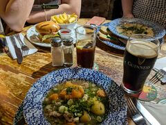 軽くお腹がすいてきたので、バーが固まって建っている通称：テンプル・バーにあるバー兼レストランに入り、食事をしました。

私が頼んだのはアイリッシュシチュー。某YouTuberがアイルランドの街歩き中になかなか見つけられず（売り切れ次第終了の店が多い）苦悩してたメニューだったので、一度試したくなったのです

YouTuberとは違い、1軒目で注文に成功しました笑