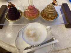 アネックスのラウンジのホテルメイドケーキ
もちろん美味しいがノーマルのモンブランの栗感が一番好き

サインでチェックアウト事支払いとスマート

まあ、価格もホテルメイドケーキだけれど....

まあ夕食が２０時じゃないと空かないので、これくらいは大丈夫

ちなみになぜは本館は売店もコーヒーショップもおやすみだった。この点はアネックスで良かった点

#スイーツ#モンブラン＃エクシブ鳥羽アネックス