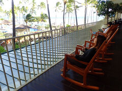 バスの時間の都合で、予約よりかなり前に着いてしまったので、
ホテル1Fのテラスで。
かなり久々に来ましたが、ワイキキのホテルとは本当に空気が違います。
