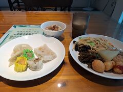 「興隆居」がお休みなので、朝食の場所を考えるのも面倒でホテルの朝食を食べることにしました。
宿泊者は99元だから約500円で食べ放題。
人気のお店と比べなければ、お得に美味しく食べられました。