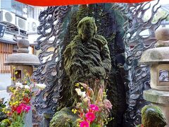 法善寺の西向不動明王。水掛不動尊とも呼ばれています。
一人の女性が、お供えされていた目の前の水を手ですくい、お不動さんに掛け「願いを叶えて欲しい」と仏さまにすがる女性の強い思いが、今日まで続く“水掛け”の作法の発祥となったそう。私達も水をかけ願掛け。