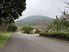 昨日に引き続き、雲の帽子をかぶっている開聞岳さん。

お宿から車で20分ほど。
麓の自然公園からスタートです。