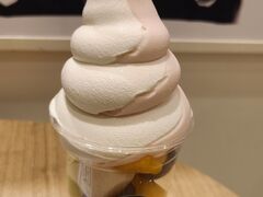 新幹線に乗る前に軽い昼食

Hatake Style エスパル山形店

「季節のフルーツパフェ」

スッキリした甘さのソフトクリーム、フルーツも新鮮
ただこれといって味に特徴がなく、全体的に高級感が薄い
１０００円の割に美味しいと感じるか、１０００円にしてはチープと感じるかはあなた次第です。

パフェ偏差値　５２