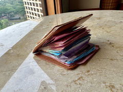 【インドネシア・ルピア（RP）】

...あゝ、それにしても「ルピア（RP）」で凄い厚みになってしまった財布...２万円を交換した程度で、「200万ルピア」だって!?