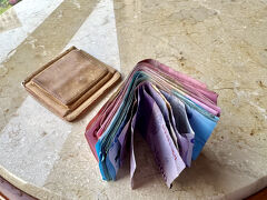 【インドネシア・ルピア（RP）】

う”っ...これだけあると...そら貨幣価値は下がるよねぇ...みたいな実感はある...

持っていても、高額紙幣以外は、扱いがぞんざいになりそう....

こういう国こそ、電子マネーがどんどん浸透する（すべき）なんでしょうねぇ～