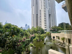 【旧ヒルトンにて人を待つ】

さて、11:00amに私が宿泊している「スルタンホテル」のロビーで人と待ち合わせ。

ひょんなことから、私がここで仕事をしていた時代に、会社の現地サイドのパートナーだった華僑系インドネシア人の息子さんと連絡がつき（当時は、まだ民族色が強く、外資でも株の51%は現地側のパートナーが株を保たなければならない時代だった...）


写真：ロビーから見える「ヒルトンレジデンス」...当時は、憧れのコンドミニアムであった...