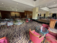 【旧ヒルトンにて人を待つ】

彼が、ここに迎えに来てくれる事になっている。

当時は、彼の父親が会社のパートナー（株主）であり、本日会うその息子さんは、会社の取締役名簿にその名を連ねていた。


写真：この喫茶店（スルタンホテル ラグーンタワーロビーのカフェ）も...随分と、色褪せてしまったなぁぁ...もう昔の高級感は、そこには無い...