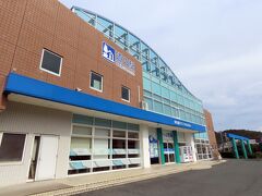 伊良湖岬のフェリーターミナルです。
道の駅の伊良湖クリスタルポルトと兼用しています。