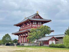 ひときわ目を引く朱雀門。