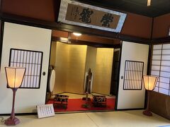 　　入館料500￥.抹茶代300￥支払い

　　　　おきやの志摩2階へ

　　　文化遺産になっております。　ここが目的地