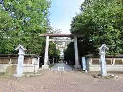 本日は十勝川温泉へ行く日ですが、十勝川温泉ではあまり見るところが無さそうです。そのため帯広で昼食を食べてから、十勝川温泉へ出発することにしました。
ホテルをチェックアウト後、荷物をフロントに預けて徒歩にて帯廣神社へ。
ホテルのフロントに聞くと、徒歩ではキツそうな事を言っています。
地方の人は近場でもクルマを使うから、歩くことにかなり抵抗を感じているようです。