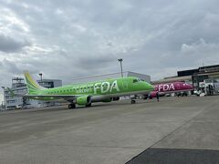 ティーグリーン8号機お出迎え
お隣さんはローズピンク15号機
どちらも乗ってない色

目指せ全色コンプリート^_−☆