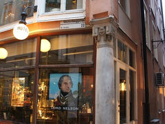 ここは、丸いランプに惹かれて撮ったんだったかなあ。いや、角の柱か…。
場所を確認しようとストリートビューを見たら、建物の上の方にある顔の彫刻ってアールヌーボーだ～。
調べたら、ここは17世紀に建てられ、1906年にFritz UllrichとEduard Hallquisthの設計でリノベーションしたものでした。ホテルは1974年から。へ～
Västerlånggatan 22