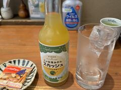 まずは、うなぎ千草へ向かいました。
11時オープンに合わせて15分前に着きましたが、すでにお客さんがいっぱい！1時間半待って着席できました。