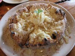 ピザの二つ目は、アップルシナモン。上のコーヒーはスタッフの方のアドバイスで、これに合わせて出してもらいました。

アップルシナモンのピザが運ばれてきた瞬間、心の中で歓喜の叫び！（笑）
見た瞬間、美味しいことを確信！
チーズベースに、ふんだんにアップルとシナモンが生クリームの中に溶け込み、優しく蜂蜜で包まれ、中央にはアイスクリーム！
これが美味しくないわけがない！

食べてみて…アップルとシナモンのバランスが抜群！　生クリームと蜂蜜の中にまったりチーズ。最高でした！