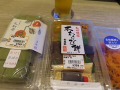 道の駅で買ってきた柿の葉寿司と　わらび餅　で夕食