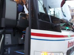 ホテルに戻り、スーツケースを引き取って、ゴロゴロと朝予習をしたオペラ座前のバス乗り場へ。
3時発だったんですけど、2時45分に路線バスっぽいバスが来たので「シリヤライン？」と訊くと「NO」とのお返事。よかった、ちゃんと訊いて。

3時に来たバスがこちら。ドライバーさんに「ヘルシンキ？」と訊かれました。「Yes！」
スーツケースはバスのトランクへ預け、バス代ひとり50SKは現金でドライバーさんに払ったかな。たぶん。乗り場に券売機なんてないし。