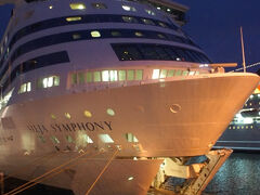 乗船は3時半から。もうあたりは暗い～～。出航は5時です。
乗ったSILJA SYMPHONY号は、案内によると「13階」建て。カーデッキの表示があるのは3階と4階なので、ぱっくり口を開けているところは3階か4階？

ヒトが乗るのは7階から。乗船口には写真屋さんも。
わわわ、ムーミンとピッピもいた！フィンランドとスウェーデンの2大キャラもお迎えしてくれるのか～。写真屋さん、この組合せといっしょに撮った方が売れるんじゃないの…？