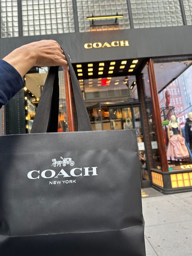 【訪問72/73】COACH　[エリア：5番街]<br />[685 5th Ave, New York, NY 10022]<br />飲食ショッピング#39/40<br /><br />ライルズから一旦ホテルに戻って荷物を置いて、18時予約エンパイアステーキハウスの予定でしたけど、まだ16時過ぎだったので、当初予定していなかった5番街のコーチへ。<br />地下鉄R or W(黄)：乗/Canal St駅→34 St Herald Sq駅乗換えF or M(橙)→降/47-50 Sts Rocke-feller Ctr駅<br />お店に入るとエレベータが停止していましたけど、お店の方が親切に業務用エレベータを案内してくださり最上階へ。